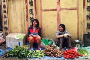 Nữ tuyển thủ quốc gia Việt Nam ngồi lề đường bán rau