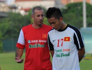 Tuyển thủ U19 Việt Nam vất vả ..... chạy vé trận chung kết