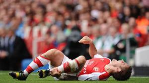 Debuchy nghỉ 3 tháng, HLV Wenger đứng ngồi không yên