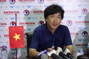 HLV Miura kéo học trò U23 trở lại mặt đất