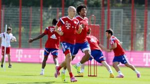 Dàn sao Bayern luyện tập với... thùng rác