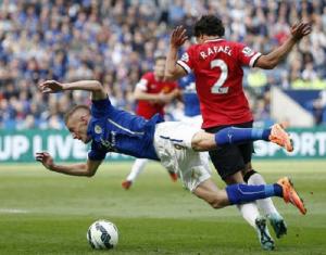 “Vua áo đen” Mark Clattenburg đã “tiêu diệt” M.U như thế nào?