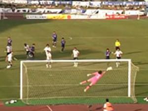 Siêu phẩm sút phạt từ khoảng cách hơn 40m