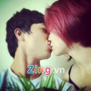 Lộ ảnh Công Phượng và Hòa Minzy hôn nhau