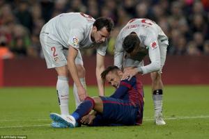 Neymar đổ máu đầm đìa mắt cá chân sau pha truy cản thô bạo