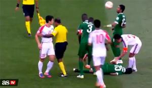 Thản nhiên khoe kỹ thuật trong khi đồng đội bị đau quằn quại