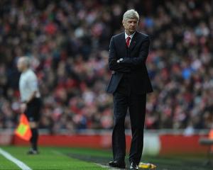 HLV Arsene Wenger hào sảng doạ lật đổ Chelsea