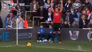 Cộng đồng mạng dậy sóng khi Phil Jones của M.U được giao đá phạt góc