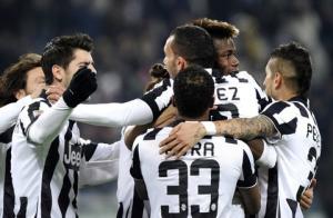 Carlos Tevez lại toả sáng, Juve bỏ xa Roma 5 điểm