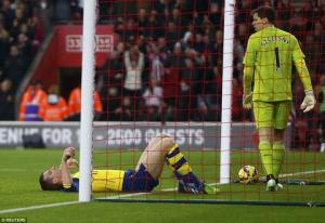 Arsenal thua đau Southampton: Bạc đầu ngọn sóng cuốn anh hùng