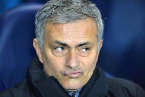 Chelsea thua thảm, Mourinho ức trọng tài đến mức muốn... cắn lưỡi