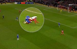 Pha phạm lỗi kỳ dị của  Terry với Sterling