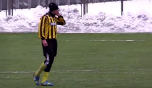 Cầu thủ nghe điện thoại khi đang đá giao hữu trên sân