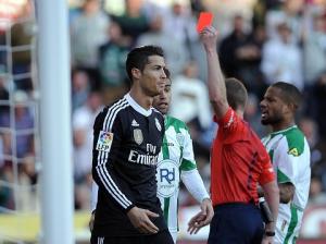 Chính thức: Ronaldo “ngồi chơi xơi nước” 2 trận can tội đánh nguội