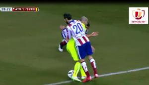 Atletico Madrid được trọng tài biếu không quả penalty trong trận gặp Barca