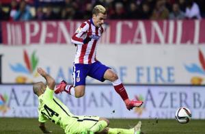 Cầu thủ Atletico và Barca thi nhau chặt chém kinh hoàng