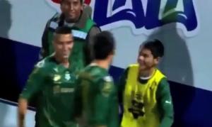 Màn ăn mừng bàn thắng cực dị ở Mexico