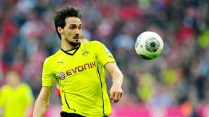 M.U “chốt” trung vệ cuối phiên chợ Đông: Hummels hoặc Laporte