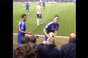 Fan Tottenham phát hoảng vì bị John Terry dọa ném bóng