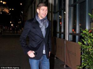 Dàn sao Liverpool bù khú chúc mừng Gerrard và Skrtel