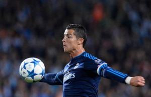 Ronaldo ngầm chửi Pique đần độn