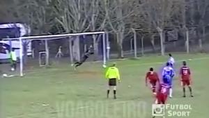 Pha bóng khó tin: Thủ môn cứu thua 4 pha liên tiếp