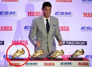 Ronaldo bán giầy vàng để làm từ thiện