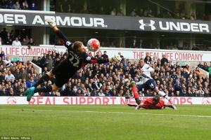 Những pha cứu thua xuất sắc nhất nhất vòng 9 Ngoại hạng Anh 2015-2016