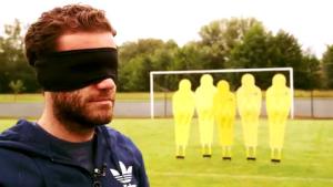 Tiền vệ Juan Mata trổ tài bịt mắt sút phạt hàng rào