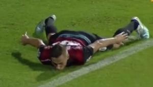 Màn ăn mừng bàn thắng siêu thô thiển chưa từng có tại Thai Premier League