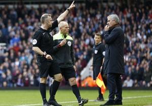 Nóng: HLV Mourinho lại bỏ họp báo