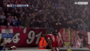 Bật cười với màn ăn mừng bàn thắng theo phong cách cắm mặt xuống đất