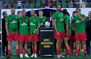 Ronaldinho lại phô diễn đặc sản lườm rau gắp thịt