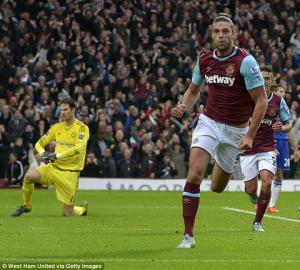 Suýt bị... hôn, sao West Ham chộp chai rượu choảng fan Chelsea