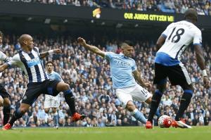 Pellegrini tâng Aguero lên mây sau cú "pentakill"