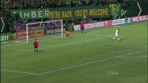 Quả 11m không tưởng đưa bóng dội cả hai cột