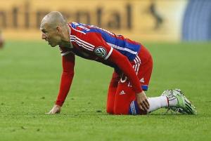 Arsenal gặp nguy trước đại chiến với Bayern: Đôi chân pha lê đã trở lại