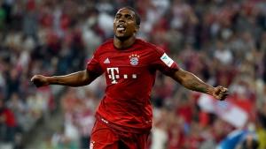 Douglas Costa phô diễn kỹ thuật siêu hạng ở một buổi tập của Bayern