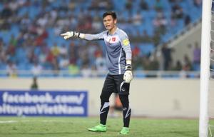 Những pha cản phá siêu đẳng của “người nhện” Nguyên Mạnh trong trận gặp Iraq