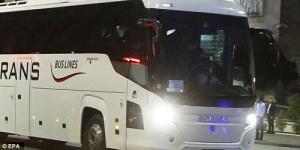Xe bus chở ĐT Serbia bị CĐV quá khích của Albania ném đá
