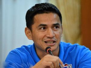 HLV Kiatisak trổ tài hát hit của ca sỹ Mỹ Tâm