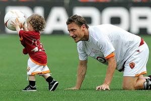 Hoàng tử Totti từng nhờ cảnh sát bảo vệ con trai khỏi mafia