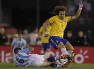 Hai phút điên rồ của trung vệ Luiz ở trận Argentina 1-1 Brazil