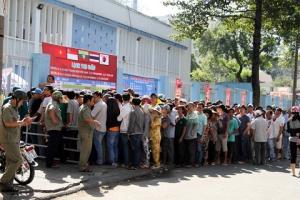 Chật kín khán giả xếp hàng mua vé xem U21 HAGL thi đấu