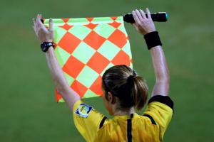 Cầu thủ lôi... “cái ấy” ra khủng bố nữ trọng tài