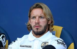 Cựu sao M.U chấm dứt hôn nhân 4 tháng chóng vánh