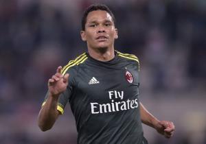 Tiền đạo Carlos Bacca lập siêu phẩm rabona
