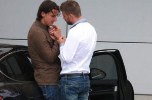 Pique phủ nhận tin đồn tình cảm đồng giới với Ibrahimovic trong tâm bão bị tống tiền