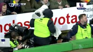 Hai ngôi sao Ozil & Alexis Sanchez suýt gặp họa vì... máy quay