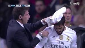 Tình huống dẫn đến chấn thương đầu của tiền vệ Isco